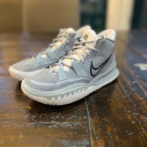 Kyrie 7 Wolf Grey 5.5